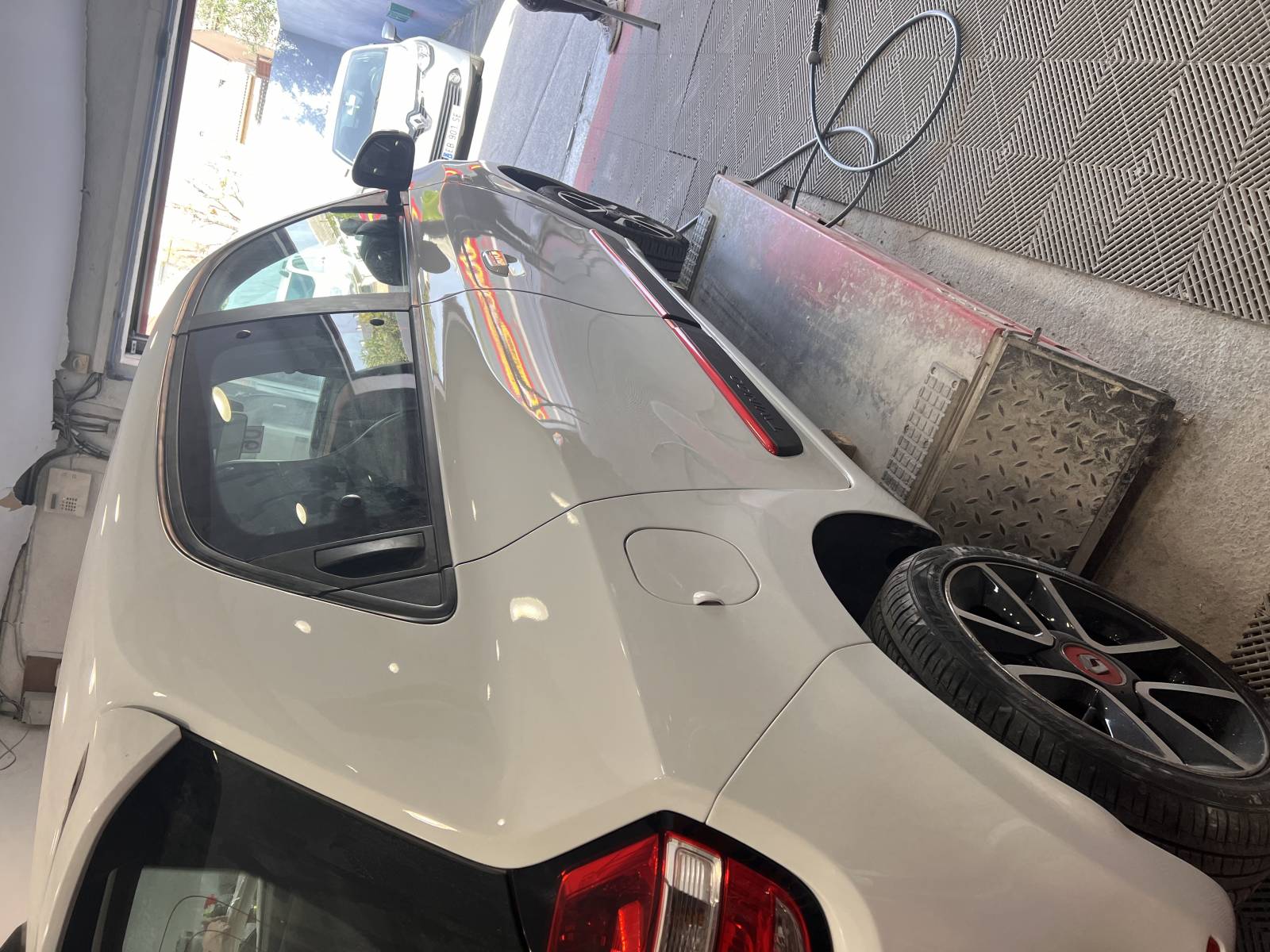 Débosselage carrosserie et peinture auto Toulon dans le Var 83000