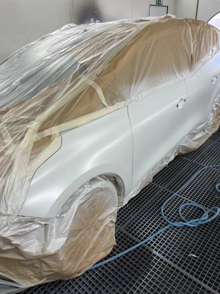 Réparation sinistre peinture nacré en trie couches ,véhicule de courtoisie et franchise offerte