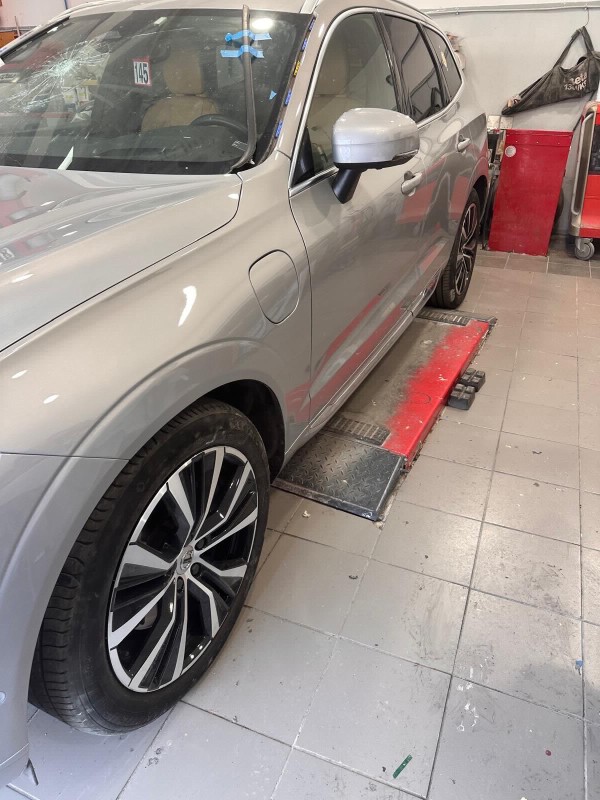 Volvo rayée sur l’ensemble de la carrosserie 