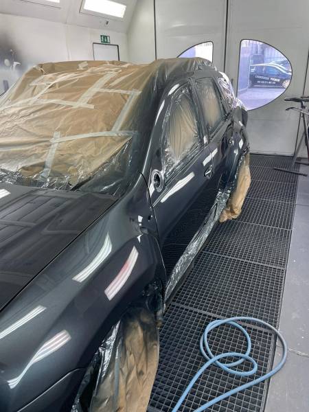 Marseille 13007 Réparation carrosserie d'une Dacia avec franchise offerte et voiture de prêt