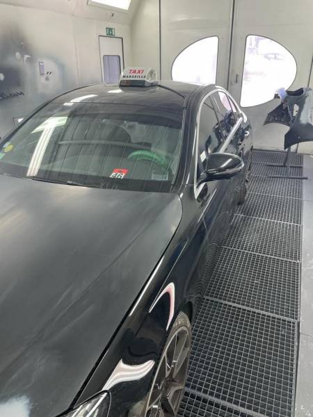 Carrossier professionnel à Marseille pour réparation de Mercedes Classe E, taxi avec franchise offerte, prêt de véhicules et  services à domicile