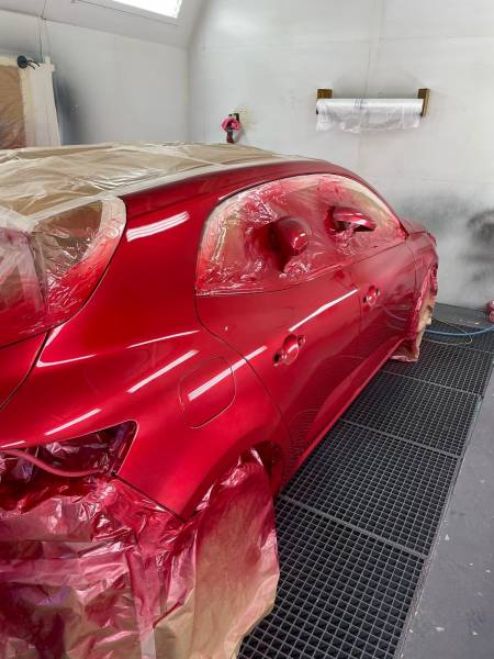 Renault Megane vandaliser, travaux sur carrosserie ,franchise offerte , véhicule de pres a disposition
