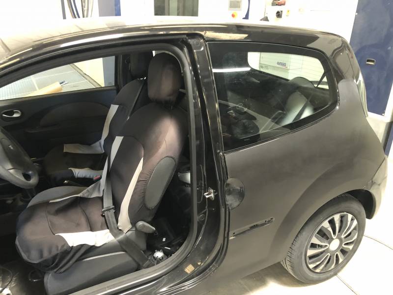 Twingo avec porte arrachée suite à son ouverture agree toute assurance