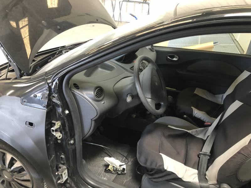 Twingo avec porte arrachée suite à son ouverture agree toute assurance