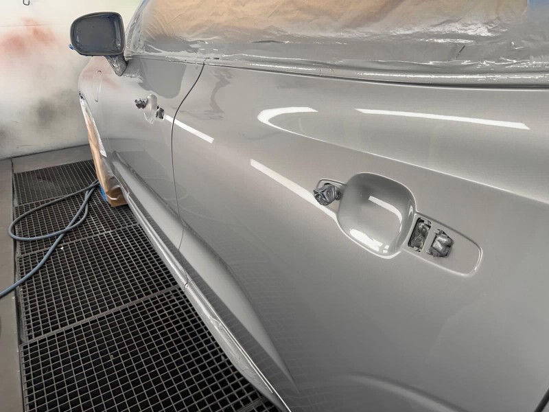Volvo rayée sur l’ensemble de la carrosserie 