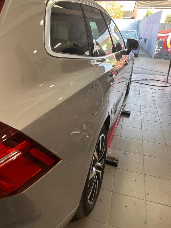Volvo rayée sur l’ensemble de la carrosserie 